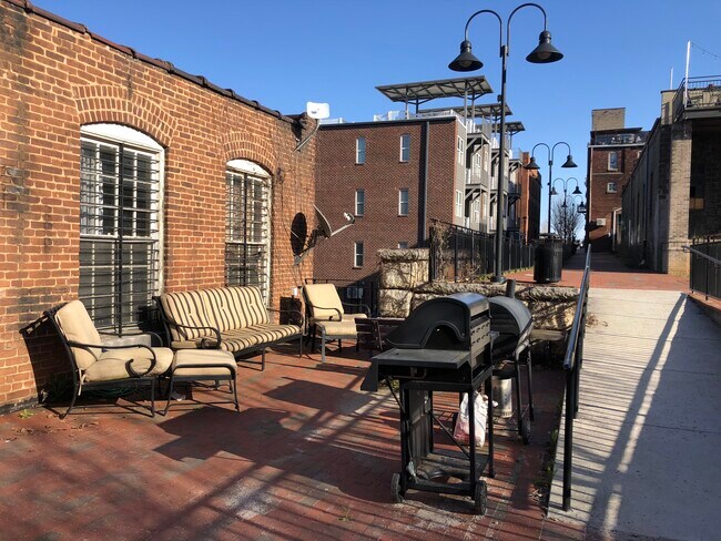 1 bedroom apartment is available now on the riverfront 1009 Jefferson str. The location is ideal fo - 1009 Jefferson St