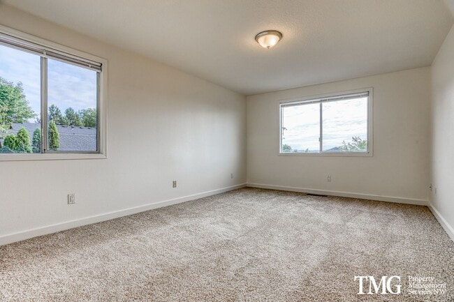 Building Photo - Spacious 4BR Townhome with AC, W/D, Garage...
