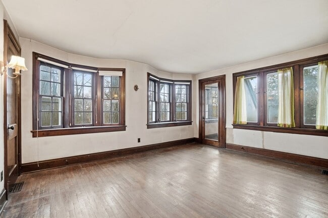 Building Photo - Private House on iuka ave Ravine – Central Campus – Newly Renovated - Flexible Pricing