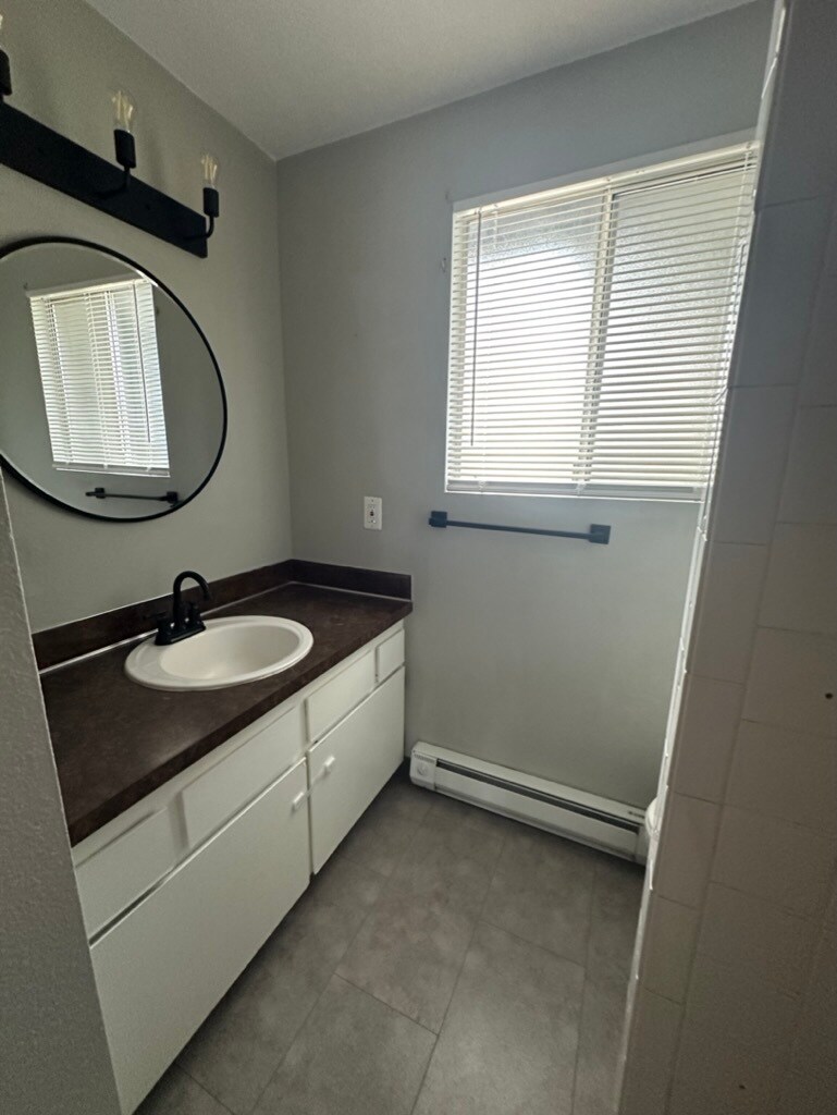 Building Photo - 226 W 21st Ave