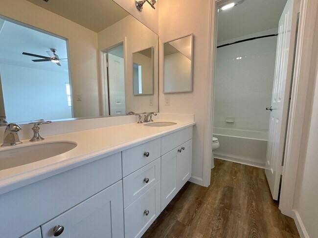 Building Photo - 4 Bedroom 3 Bath, 2 Car garage w/3rd parking stall, Solar panels (RRLLC)