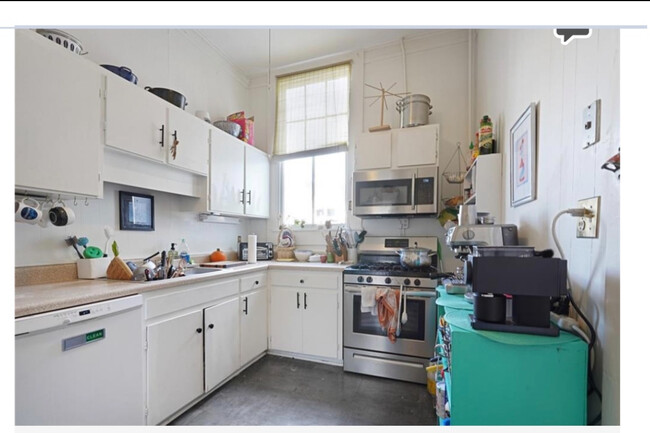 Kitchen - 1912 General Pershing St