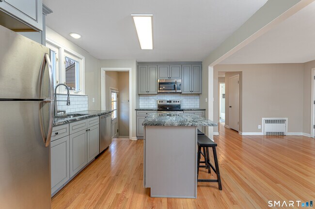 Building Photo - 233 Unionville Ave