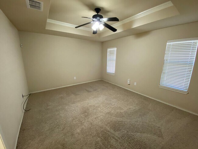 Building Photo - 3/2/2 - South of Loop 289, off of 89th & A...