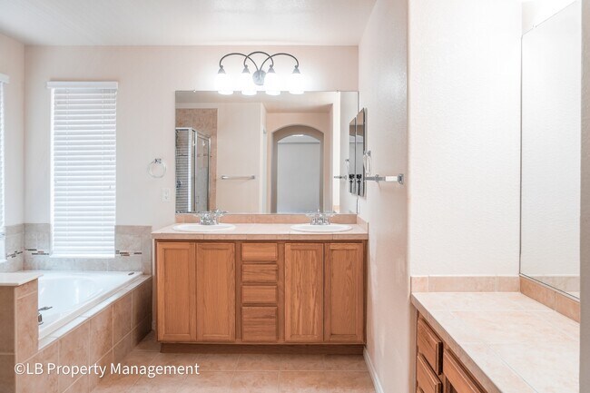 Building Photo - 10590 Pearlwood Cir