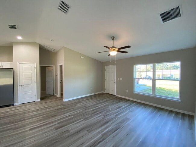 Building Photo - Custom Home - Desirable SE Ocala Neighborhood 3/2/2 **Won't Last**