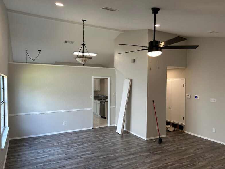 Building Photo - 4312 Avon Ct