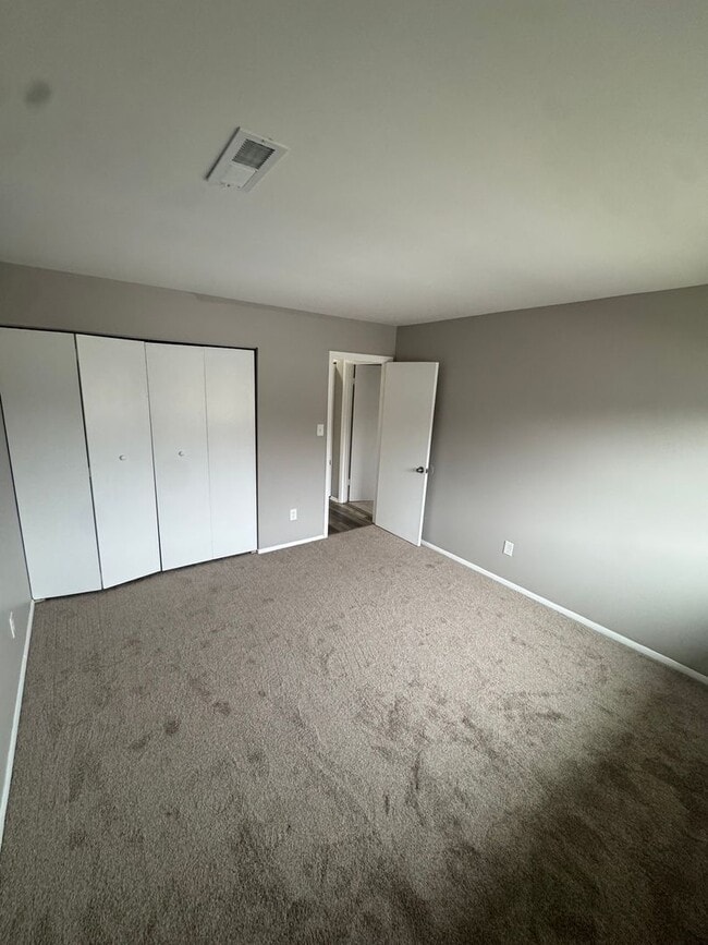 Building Photo - Renovated Condo in Edgewood with Garage!