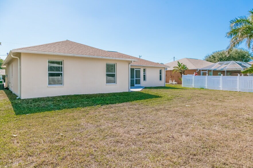 Building Photo - 229 SW 43rd Ln