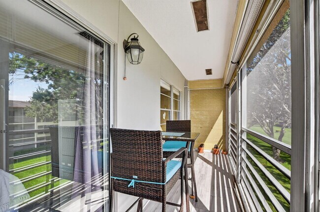 Building Photo - 585 Mansfield M