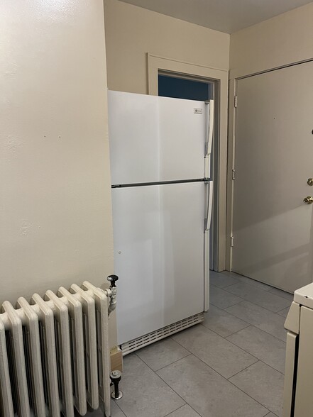 Heat included, under cabinet lighting - 1314 Williamson St