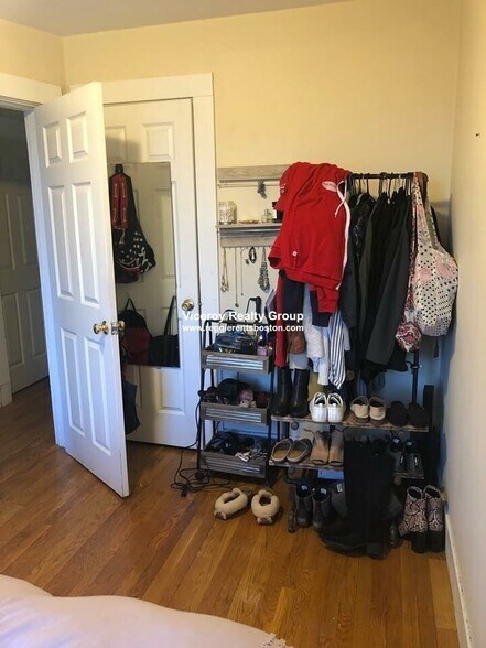 Building Photo - 861 E 1st St