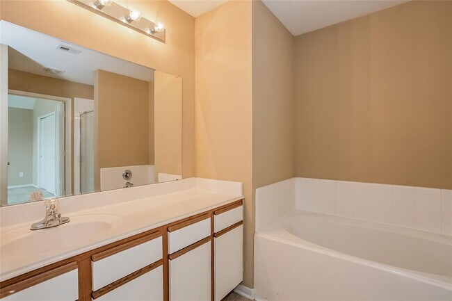 Building Photo - 1127 Laurel Chase Tr