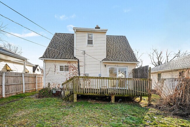 Building Photo - Charming Three Bedroom Home in a Convenient Location