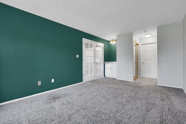 Building Photo - $2,400 - 3 Bed, 2.5 Bath Townhome with Fin...