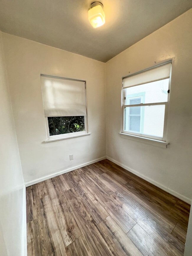 Building Photo - Charming 1-Bedroom Garden Cottage w/Garage...