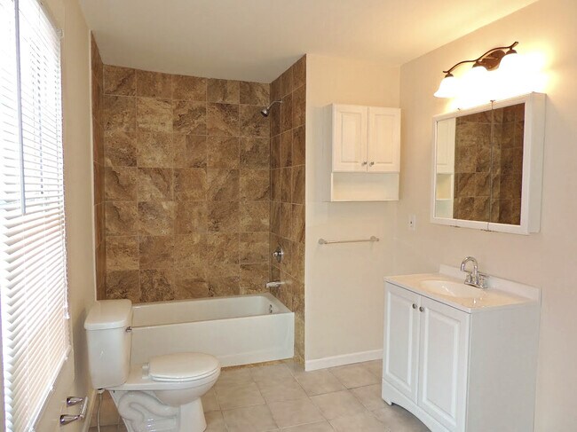 Building Photo - 4 Bed - 2 Full Bath Cape Cod for Rent in S...