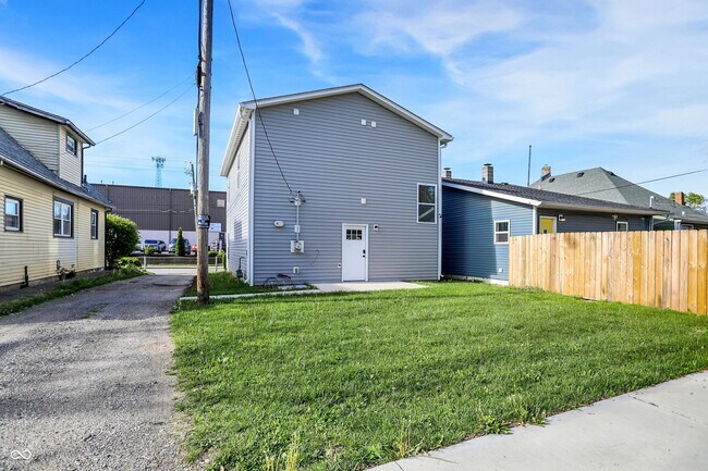 Building Photo - 1446 E Naomi St