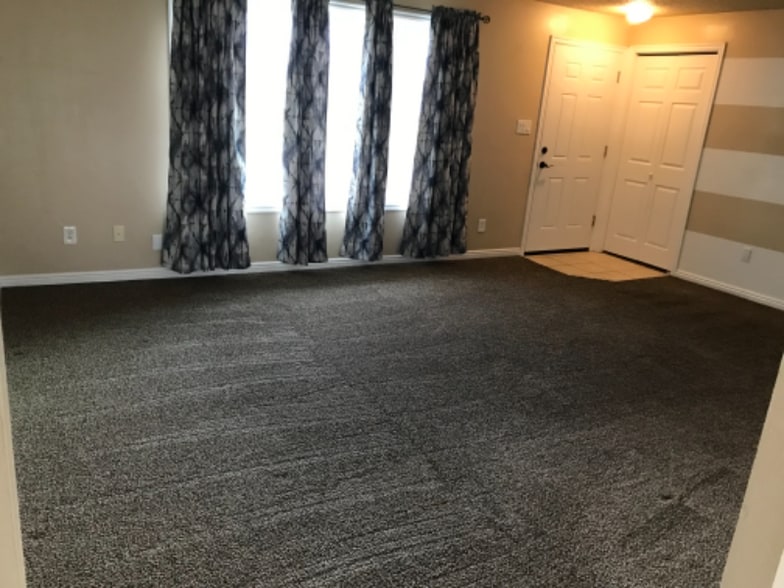 Building Photo - 3850 Hawthorne Rd