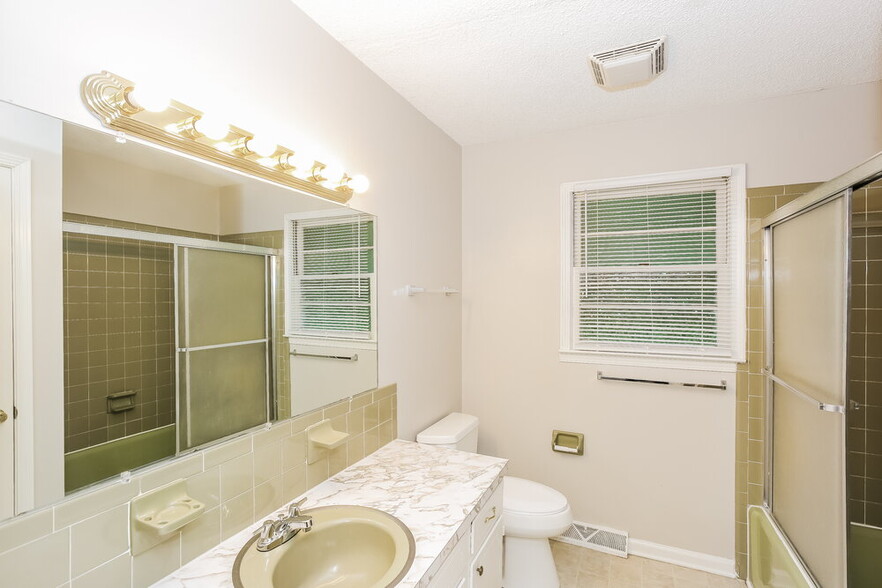 Building Photo - 125 Pinevale Dr