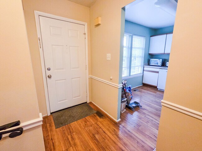 Building Photo - Beautiful 3BR Townhouse in Rockville/Derwood for early June Move-In!