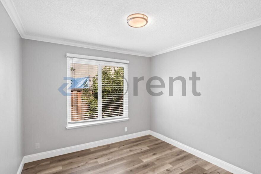 Building Photo - Unit