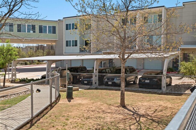 Building Photo - 604 N Bluff Dr