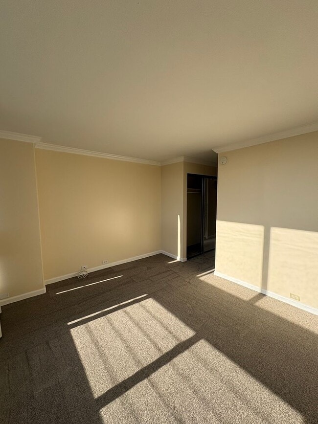 Building Photo - 2 bedroom, 2 bath, 1 parking Banyan Tree Plaza (Punahou)