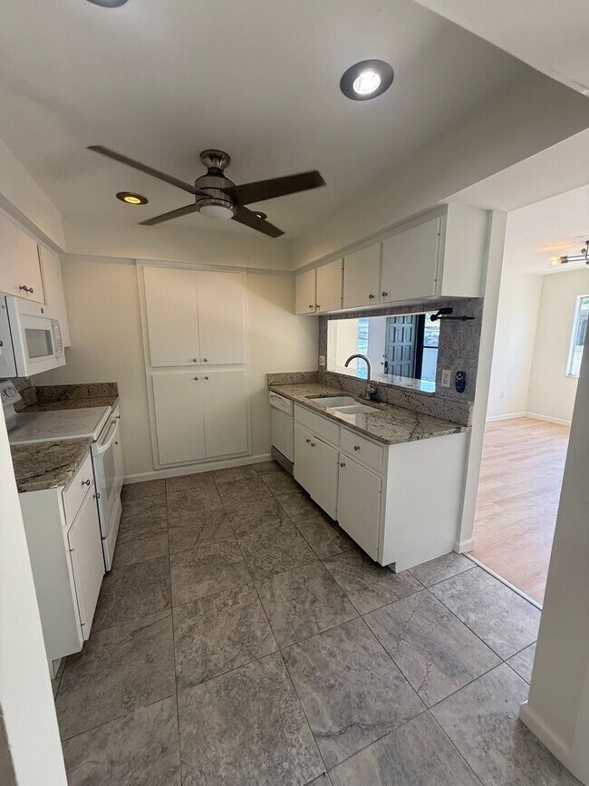 Building Photo - 2 Bed | 2 Bath | Updated Condo | Covered Parking