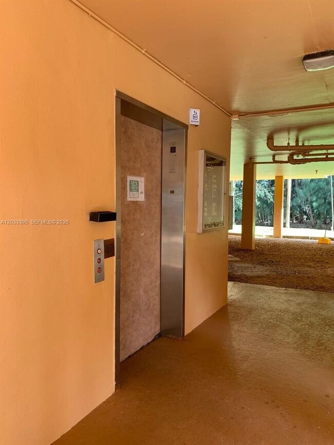 Building Photo - 400 Commodore Dr