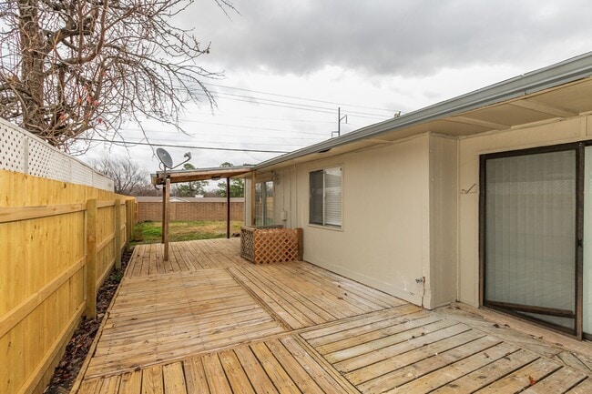 Building Photo - 2 Bed | 1.5 Bath East Tulsa with Spacious Back yard!