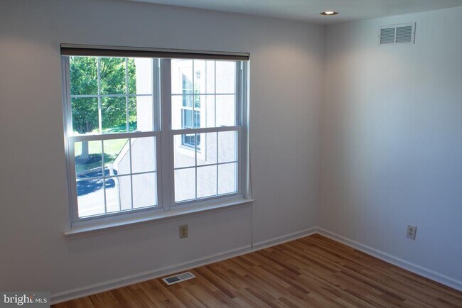 Building Photo - 432 Country Club Dr