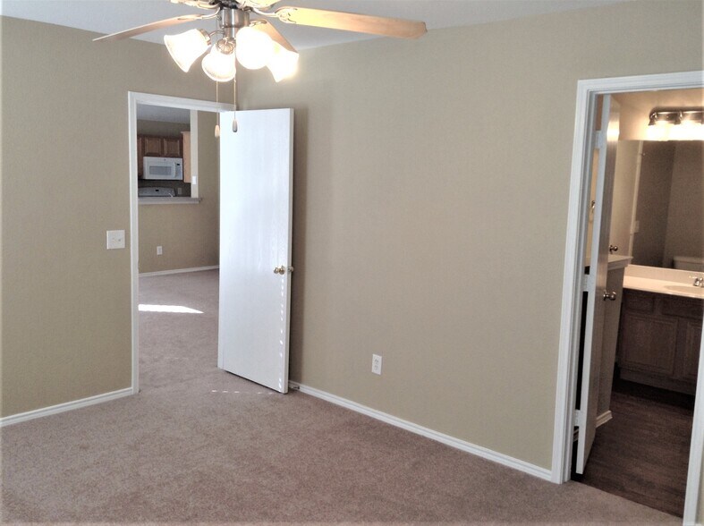 Building Photo - 308 Lake Travis Dr