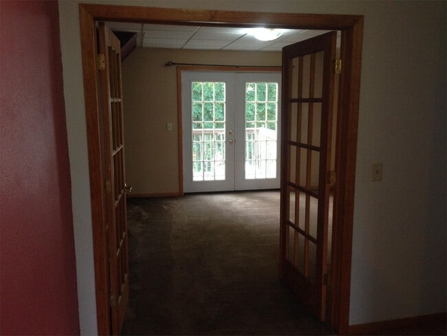 Building Photo - 400 Main St