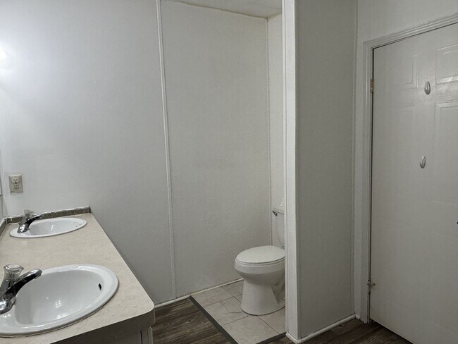 Building Photo - 20 Glen Cove Ct