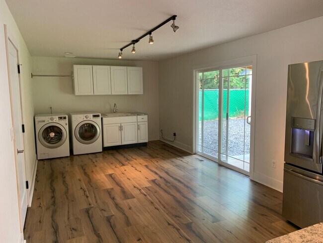 Building Photo - Honey stop the car one-Level ranch in the ...
