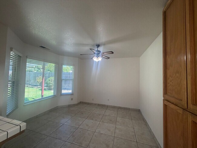Building Photo - Single story near freeway access and major shopping!