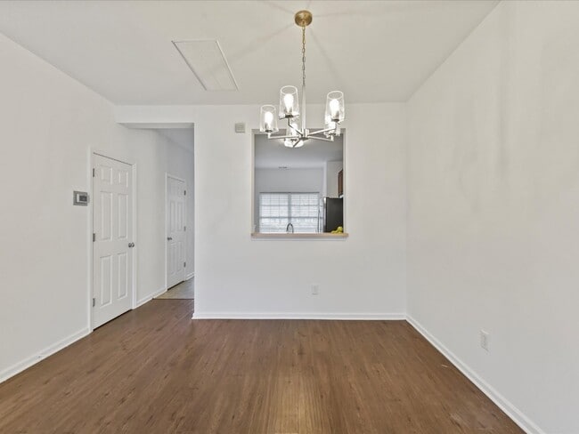 Building Photo - Spacious Townhome!
