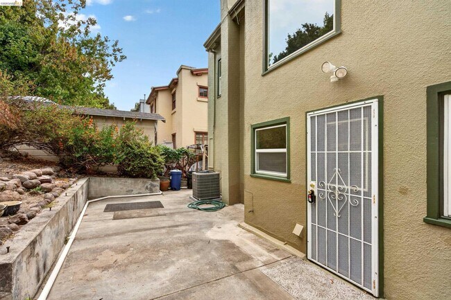 Building Photo - 846 Mandana Blvd