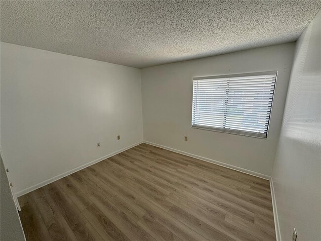 Building Photo - 5047 Vineland Rd