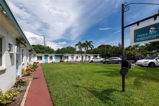 Building Photo - 709 NE 2nd Ct