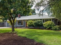 Building Photo - Beautiful 4 bed/2 bath on 10,000+ s.f. pri...
