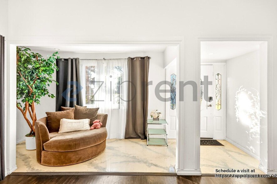 Building Photo - Unit