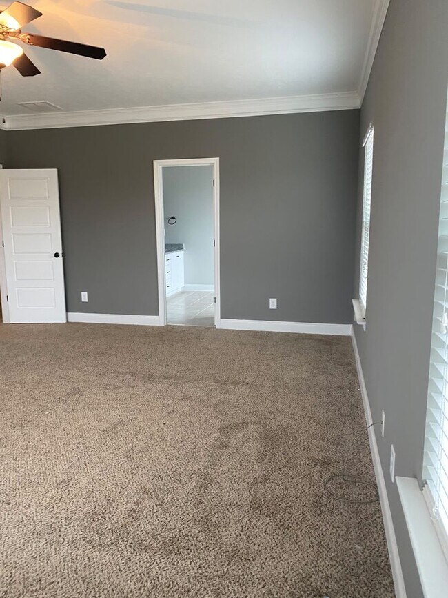 Building Photo - Spacious 5-Bedroom Home with Open Foyer - Move-In Ready! **Close to Fort Gordon, Hospitals, and I...