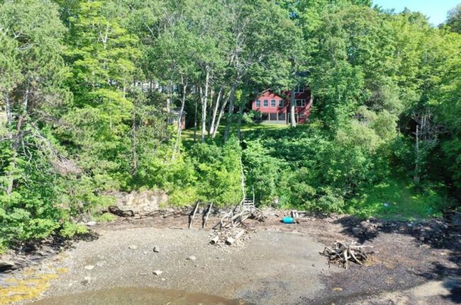 Building Photo - Private 3 Bed 1.5 Bath Waterfront Harpswel...