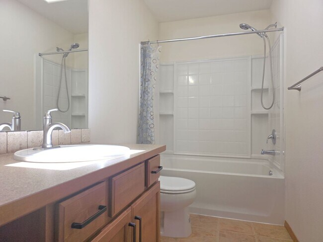 Building Photo - 4-bedroom, 2.5-bathroom home located in Fe...