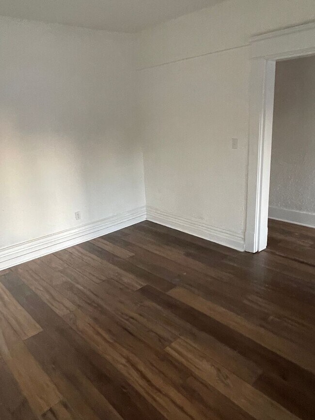 Building Photo - 820 7th St