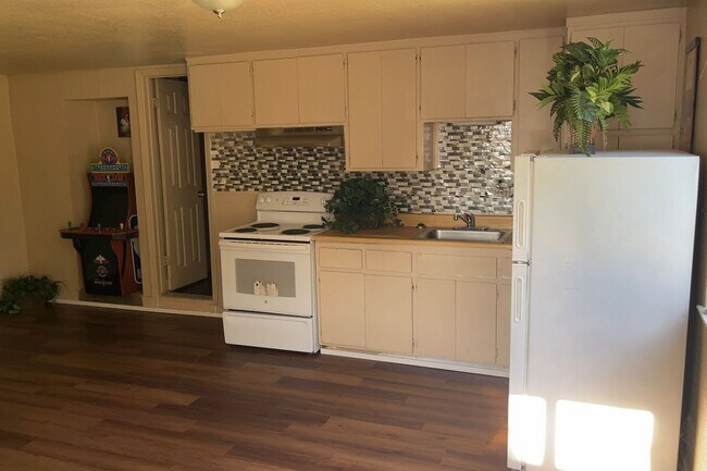 Building Photo - Charming 1-Bedroom Home with Modern Update...