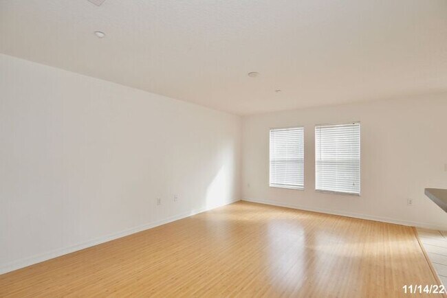 Building Photo - Beautiful 3/2.5 Spacious Townhome with a 2...