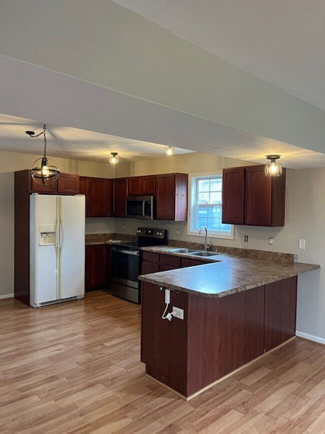 Building Photo - Spacious 2 Bed, 2.5 Bath Townhome in Peaceful Southwest Bloomington